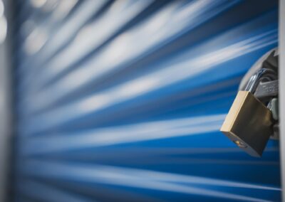 Cadenas sur une porte d'entreposage d'un mini entrepôt chez AB Entreposage à Granby