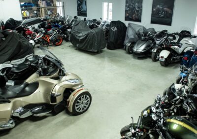 Motos et Spyder entreposés dans un espace intérieur sécurisé et chauffé chez AB Entreposage à Granby.