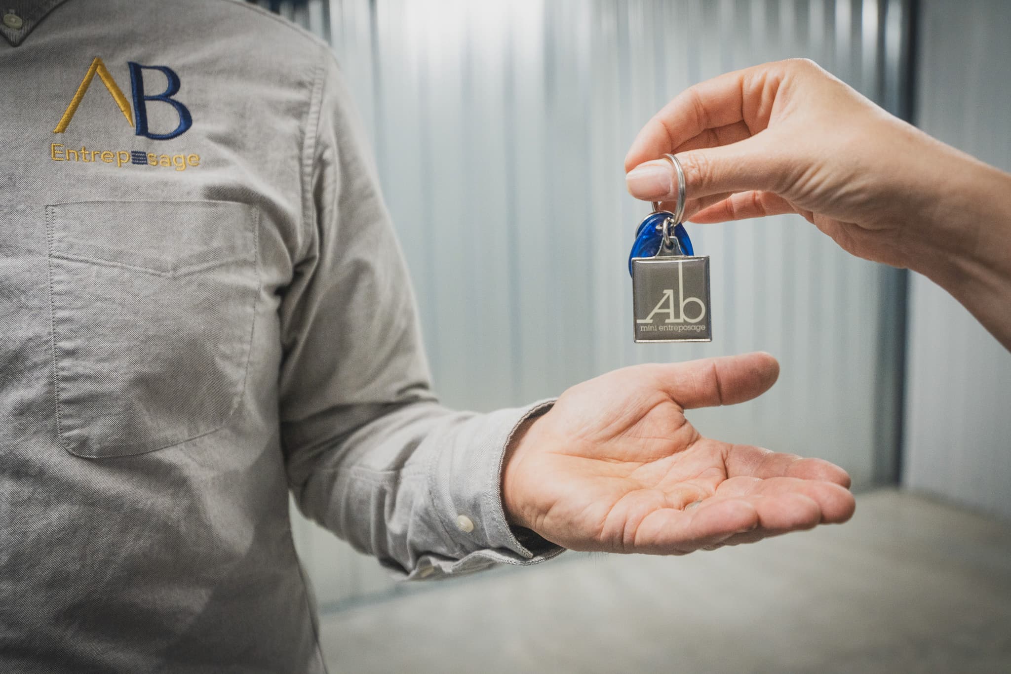 Remise d’une clé de mini entrepôt à une cliente chez Ab entreposage à Granby.